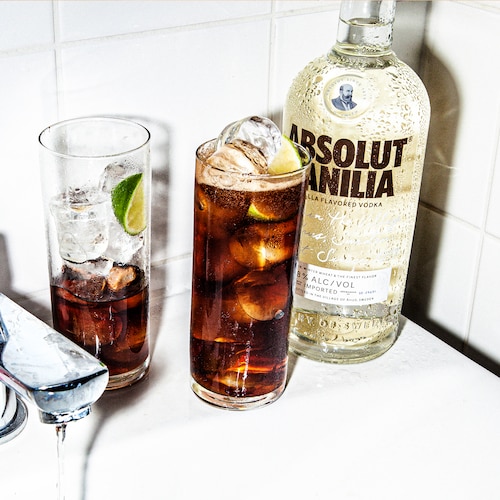 absolut vanilia with cola in environment