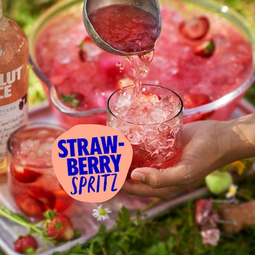  absolut juice strawberry spritz in environment