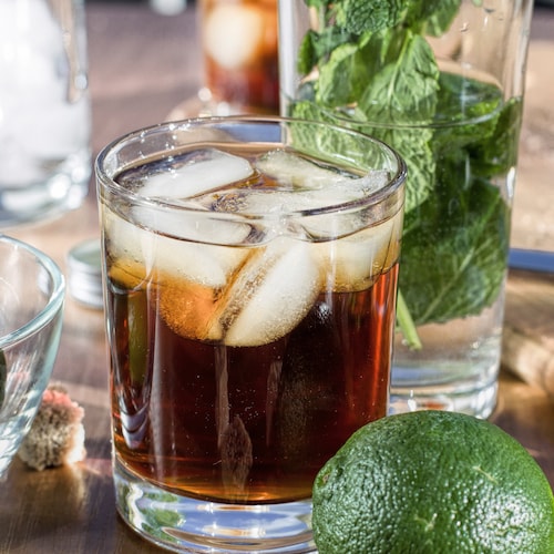 Converger de acuerdo a encuesta Bebidas y cócteles con Ron Oscuro Jamaicano | Absolut Drinks
